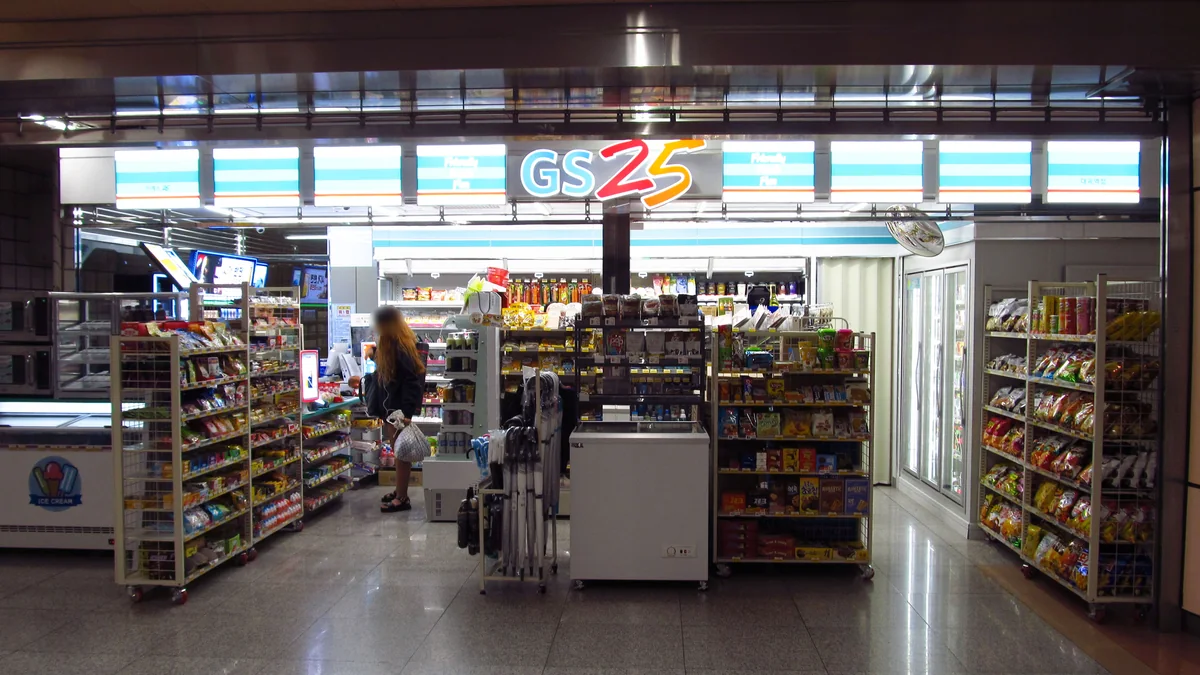 韓国のコンビニGS25の店内。飲料の冷蔵ケースと菓子の棚が並ぶ