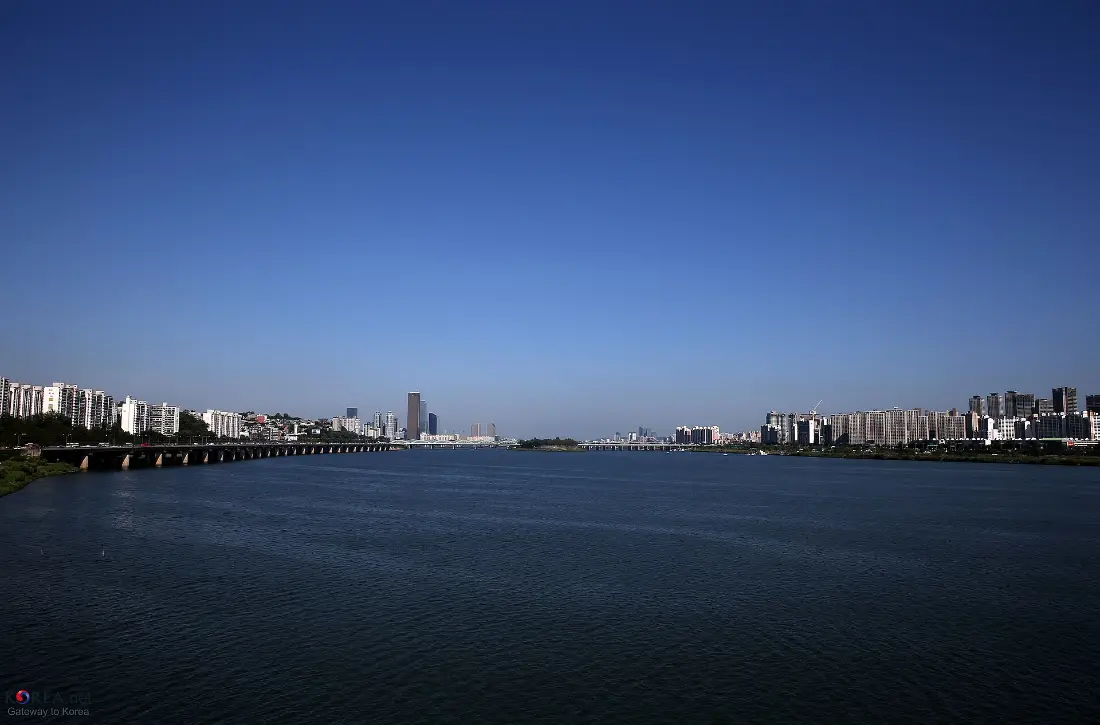從銅雀大橋看出去的首爾漢江與夏季天空
