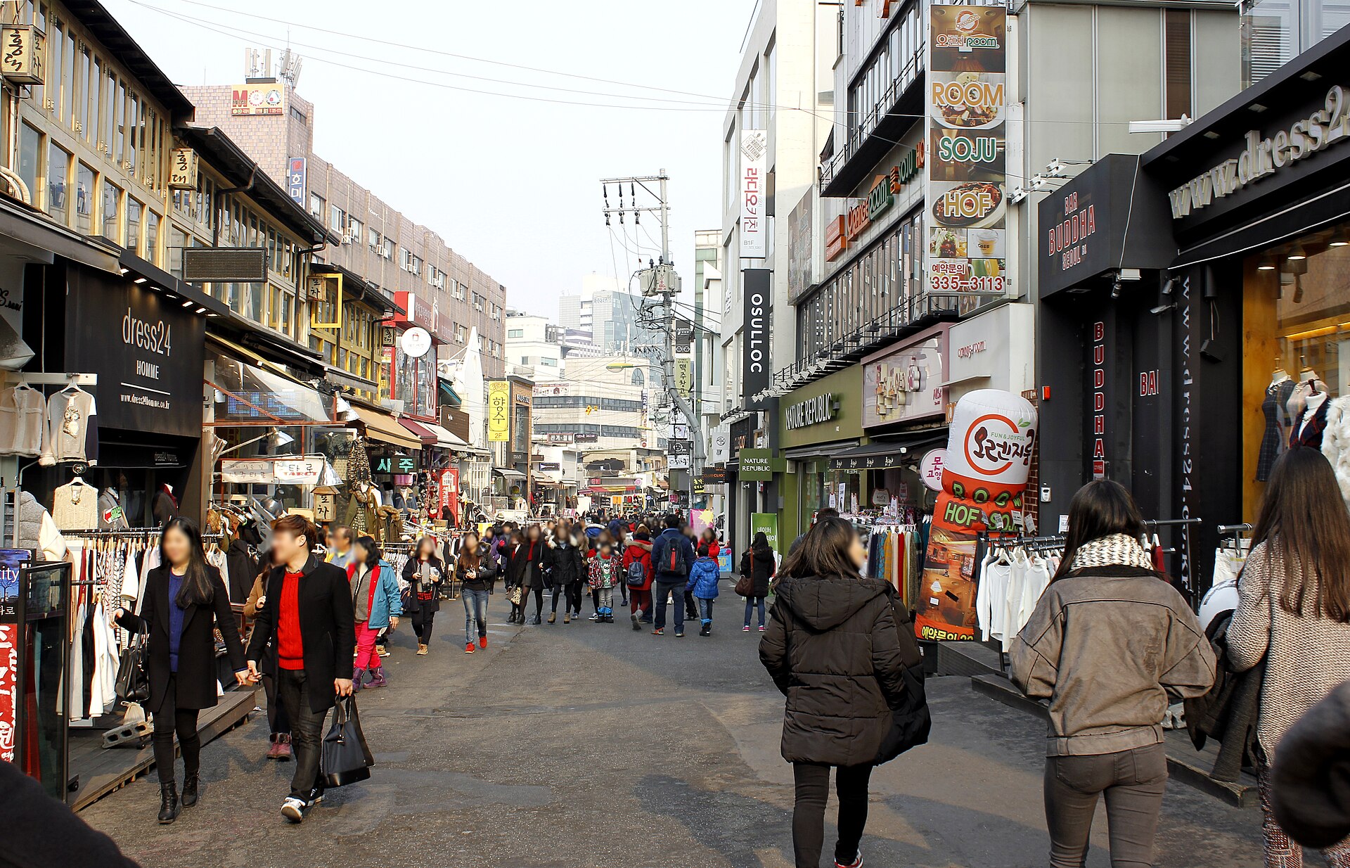 首爾弘大街景,來往的行人與店家