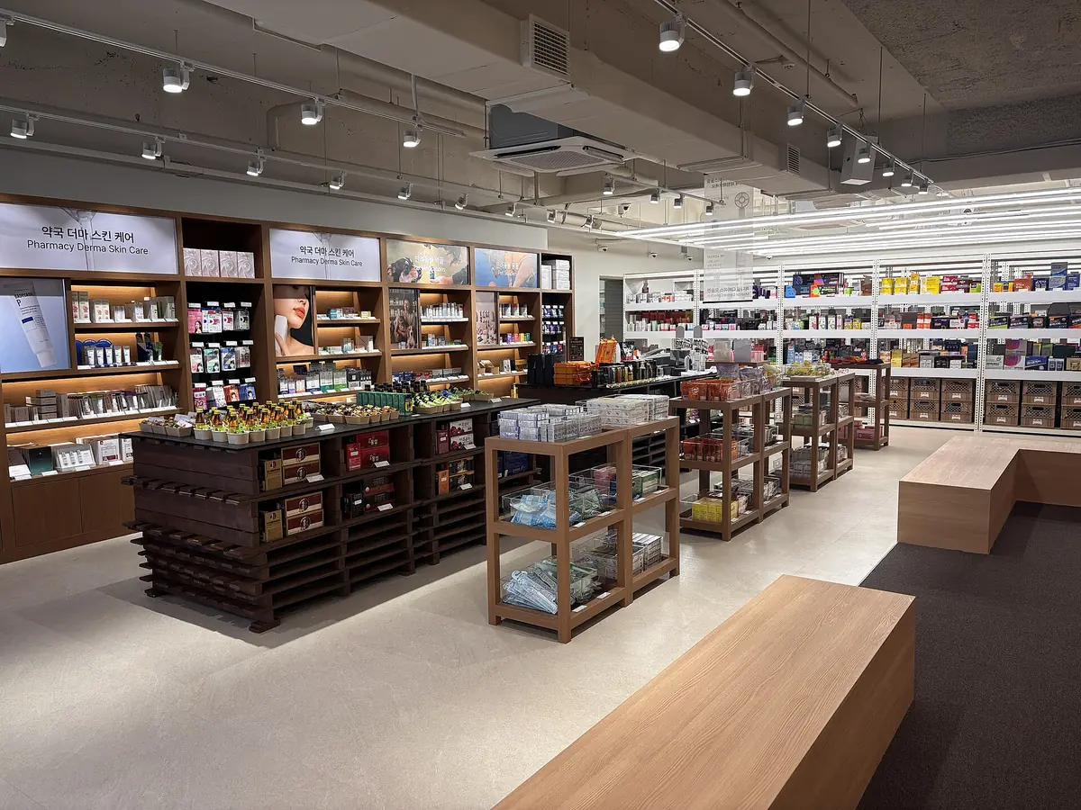 韓國藥局店內,架上陳列的成藥與保養品