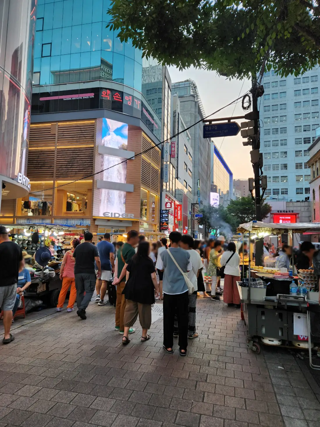 昼の明洞の商店街。コスメショップが集まるエリア