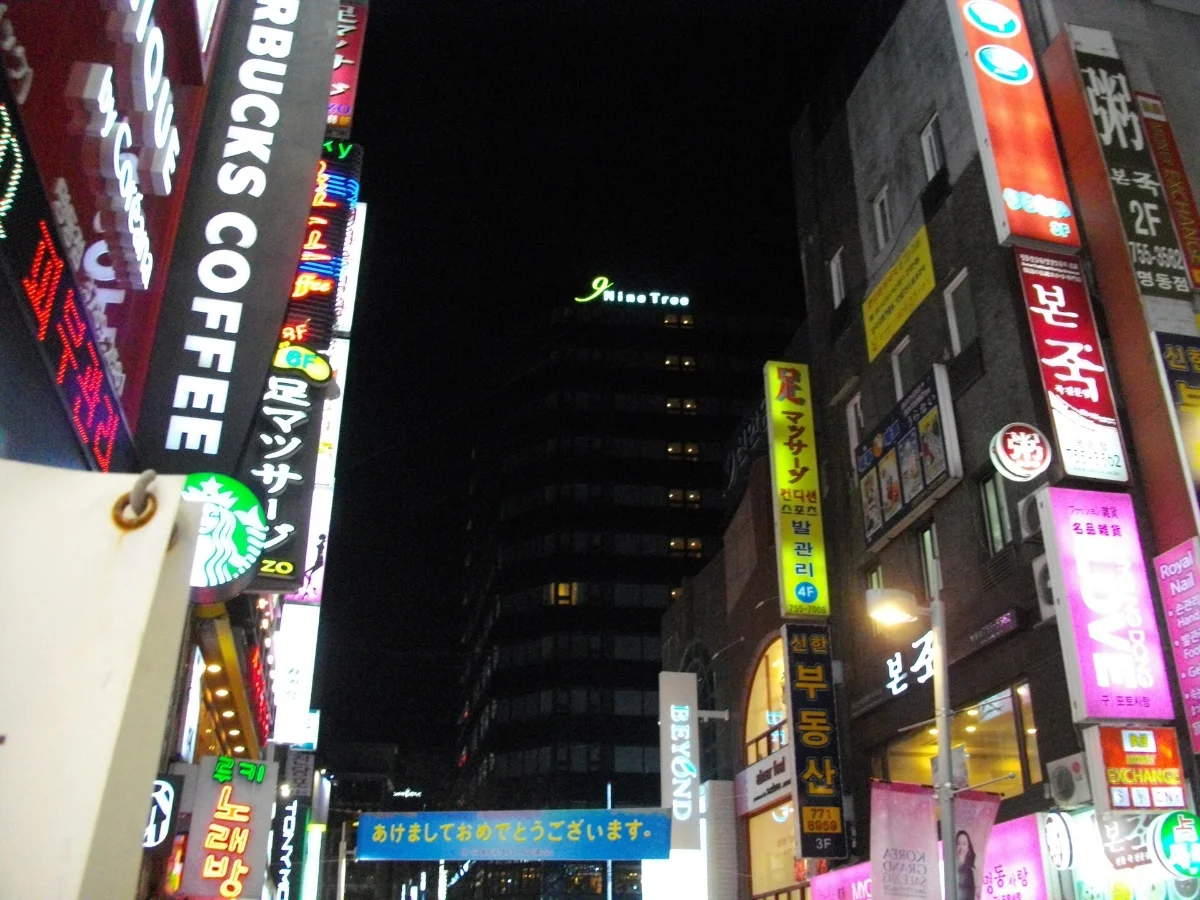 夜の明洞の繁華街。地図アプリなしでは迷いやすいソウルの路地