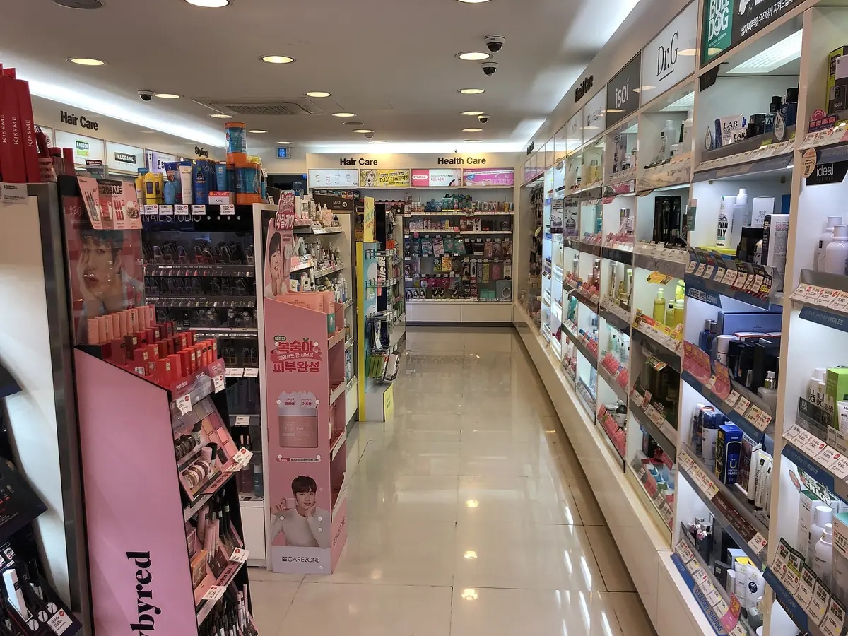 Olive Young門市內部走道,兩側貨架擺滿彩妝與保養品