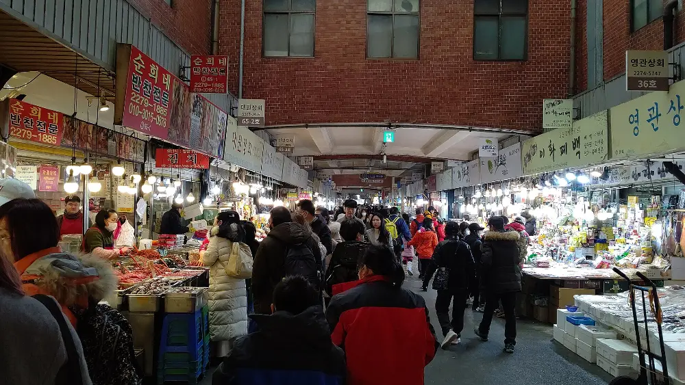 首爾廣藏市場的攤位，想省餐費時的選擇