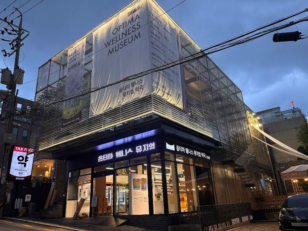 韓國藥局的店內陳列架