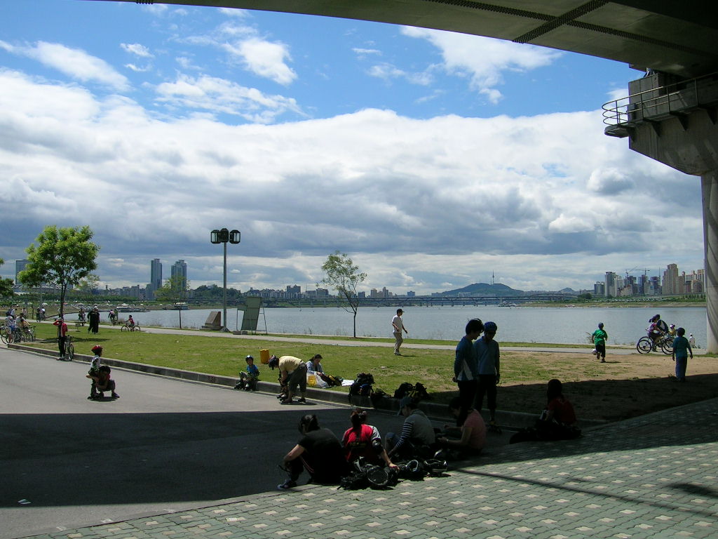 Riverside path running alongside Yeouido Hangang Park