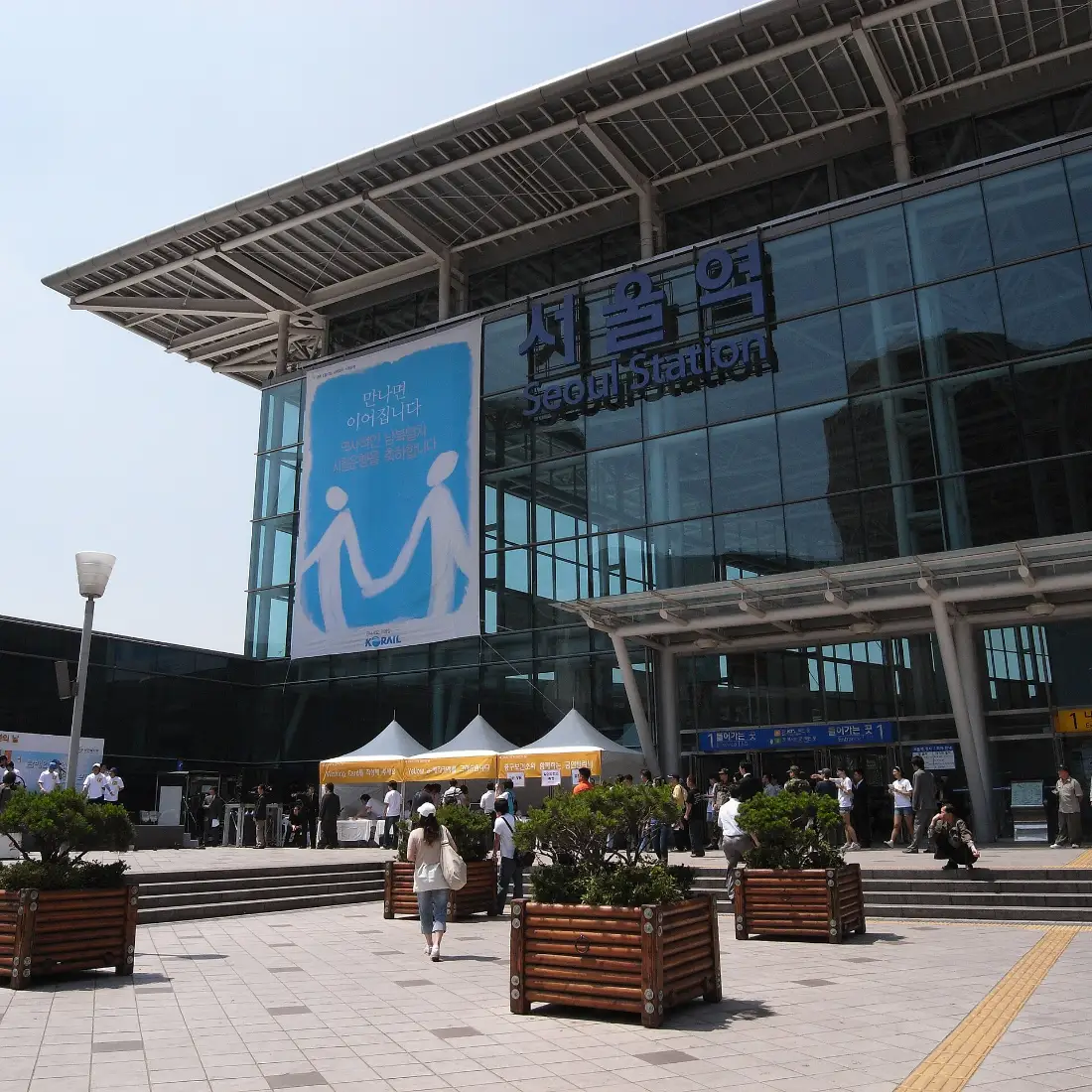 ソウル駅の駅舎入口。駅のコインロッカーは主要駅にあります