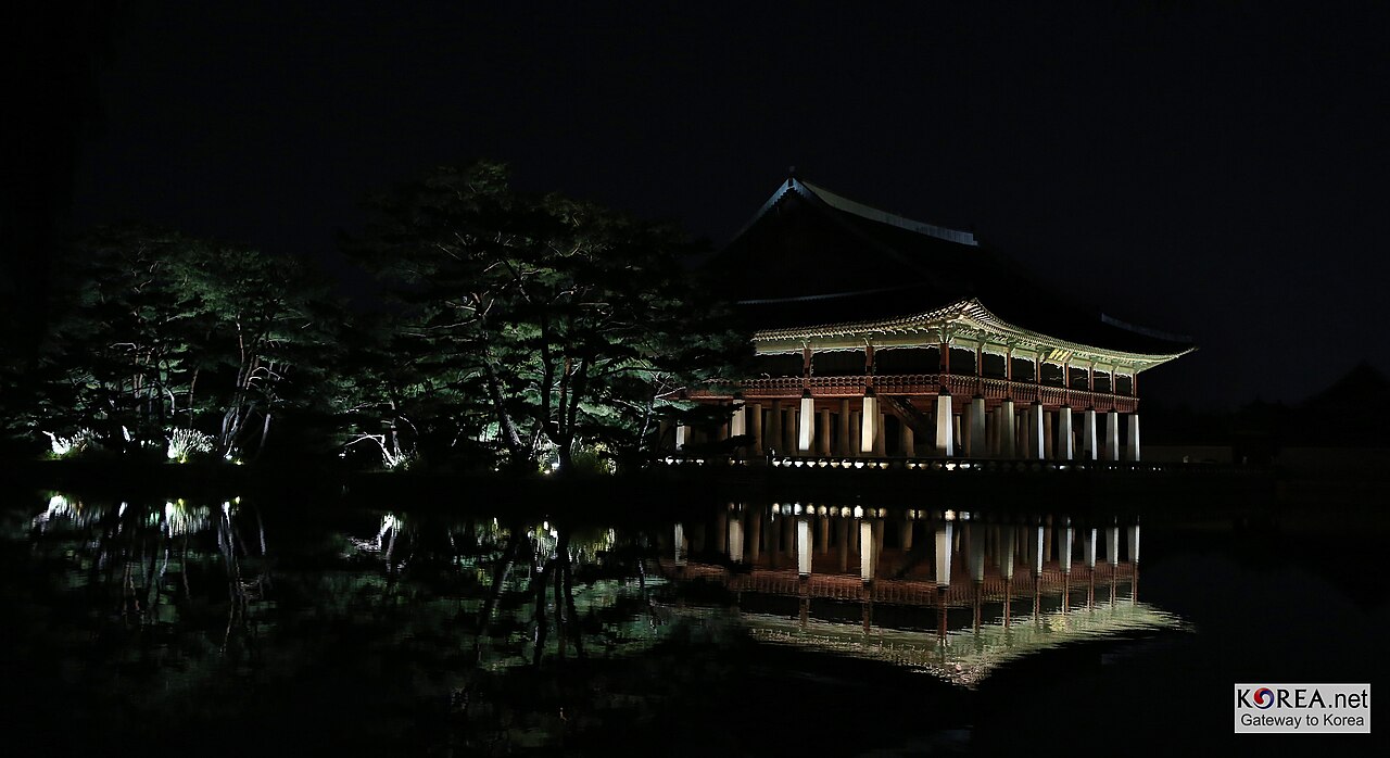 夜間點燈的景福宮