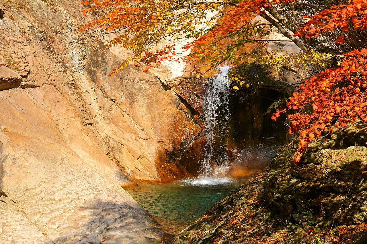 被紅葉覆蓋的韓國山區