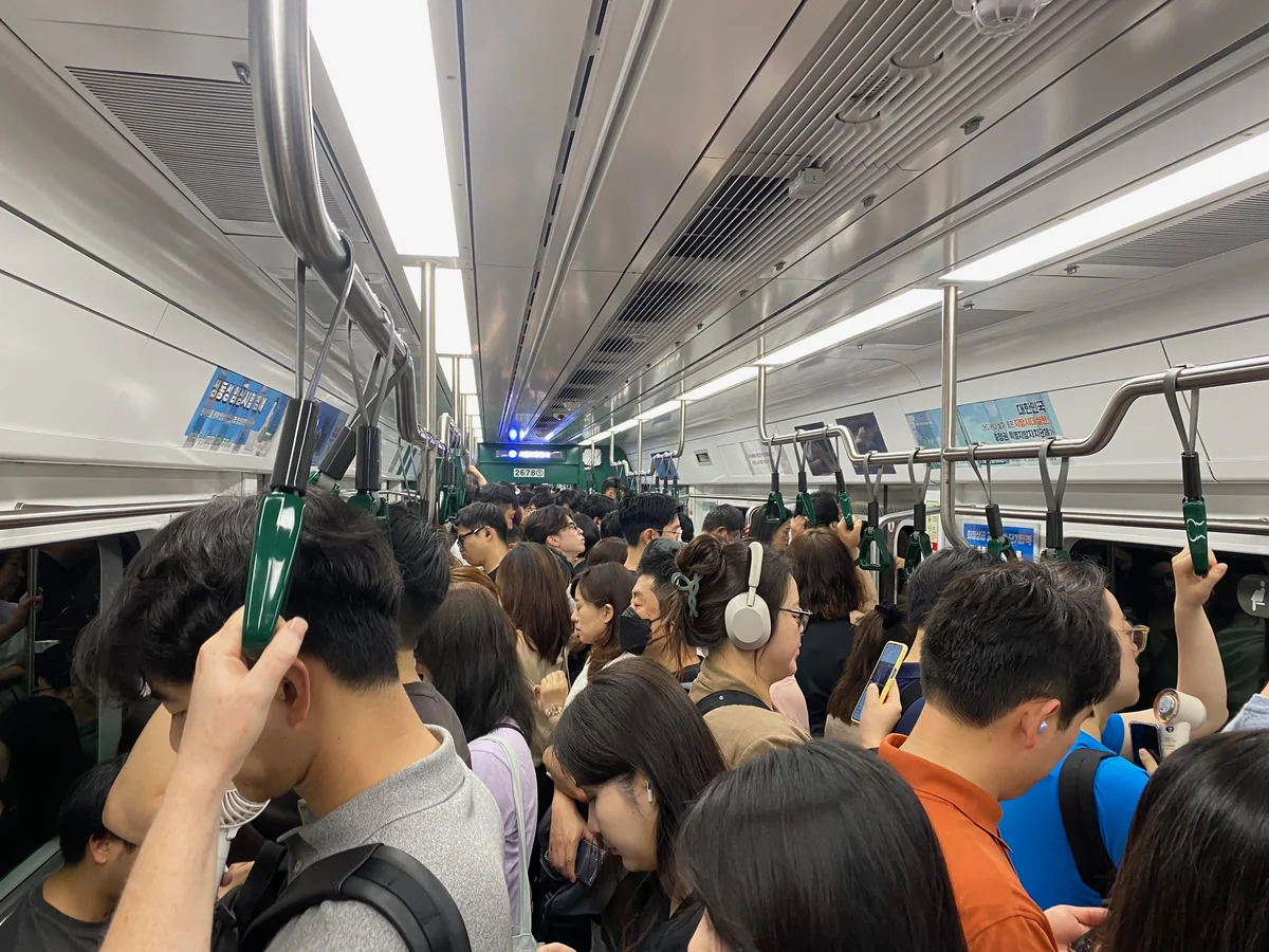 ラッシュ時のソウル地下鉄の車内。乗客で満員の状態