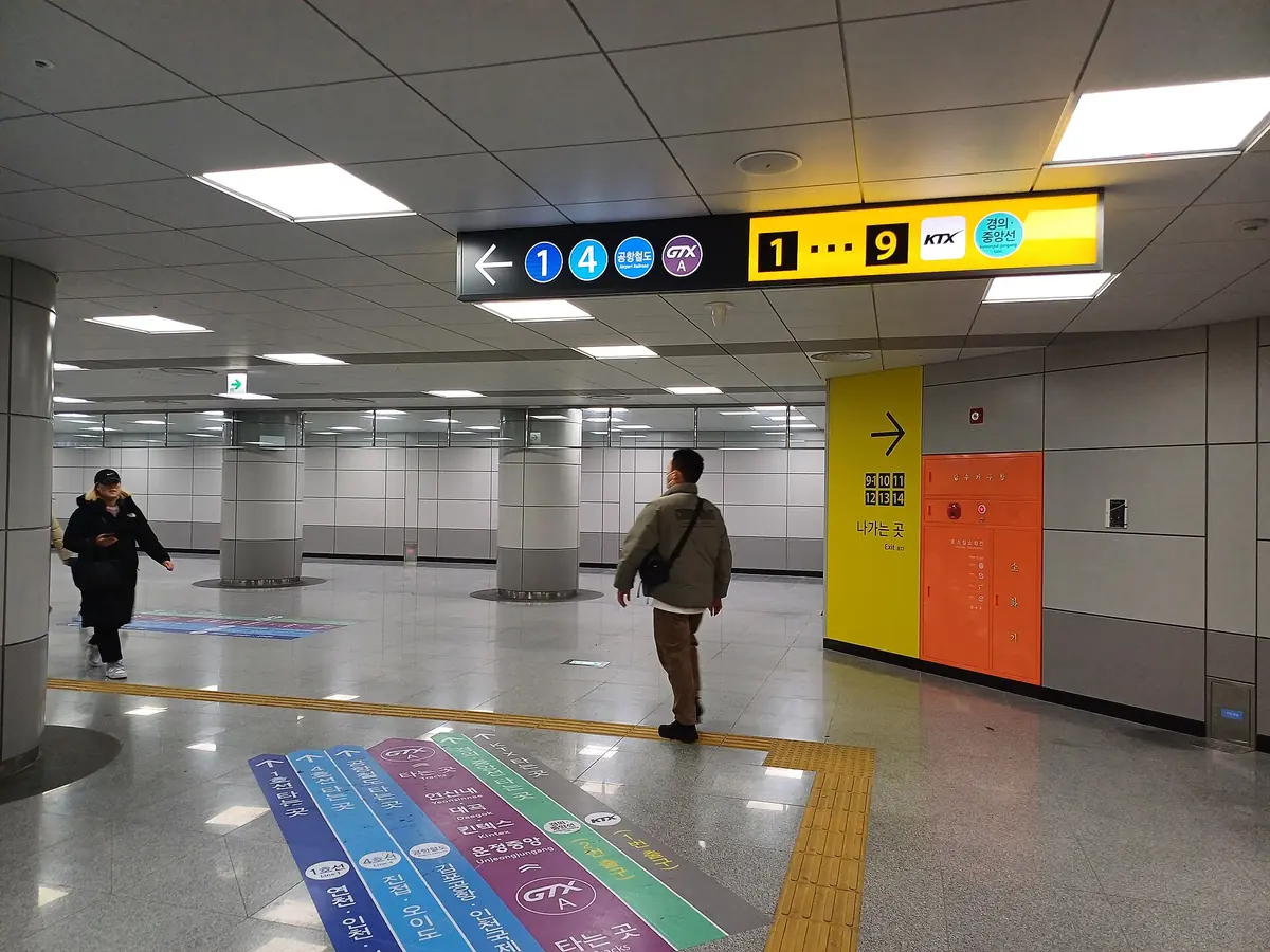 ソウルの地下鉄駅の改札とホーム