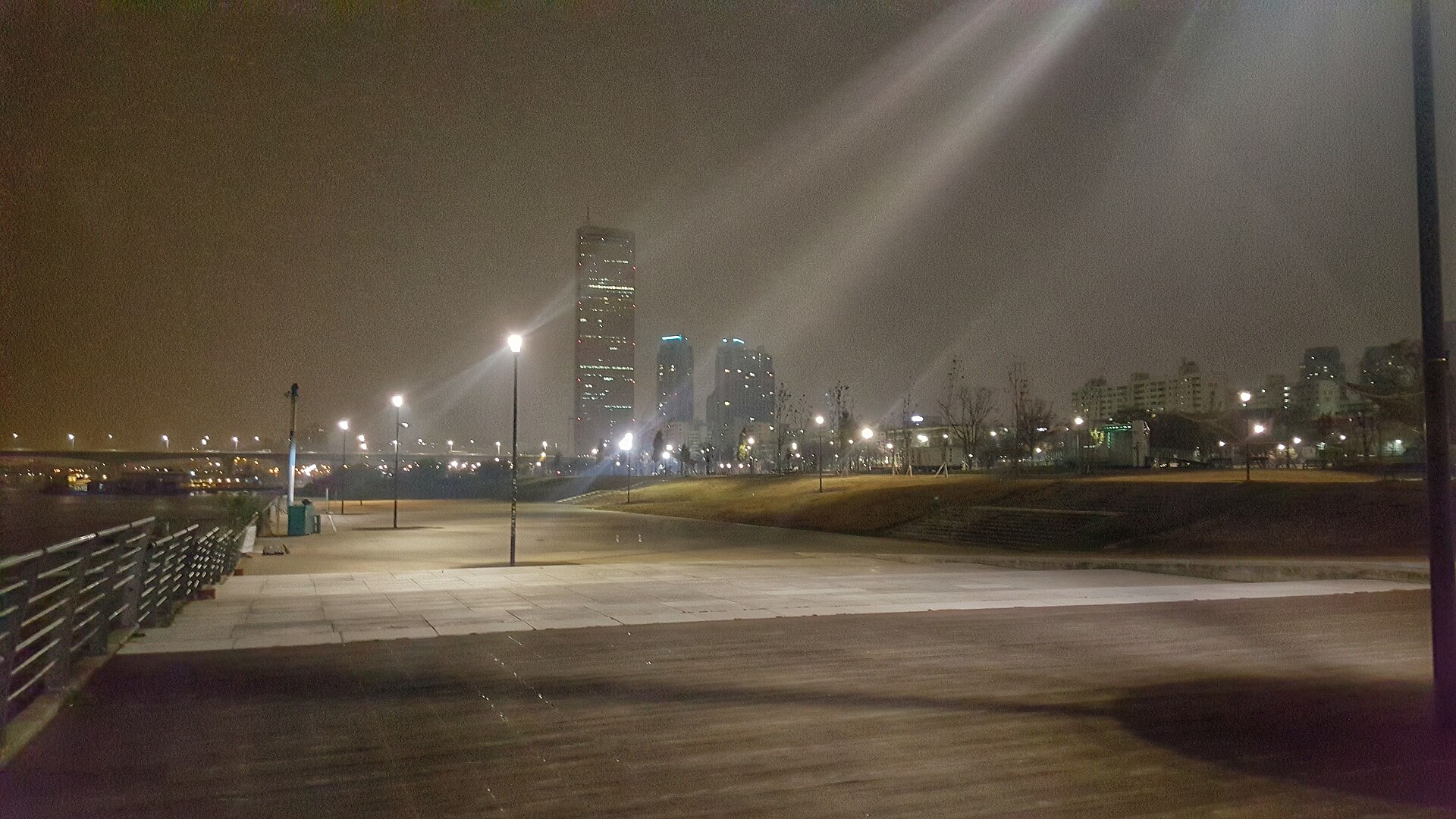 夜晚的汝矣島漢江公園與63大廈,煙火節的主要會場一帶