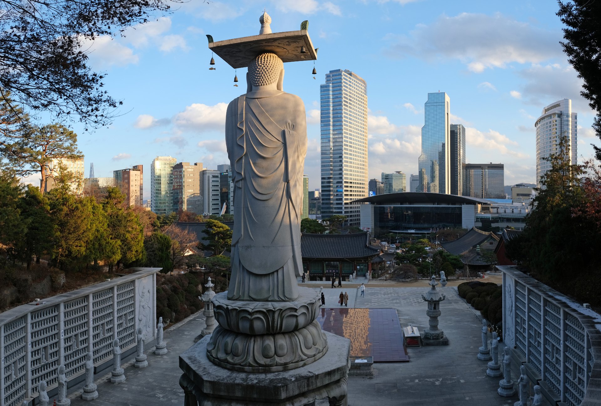 奉恩寺彌勒大佛與江南大樓