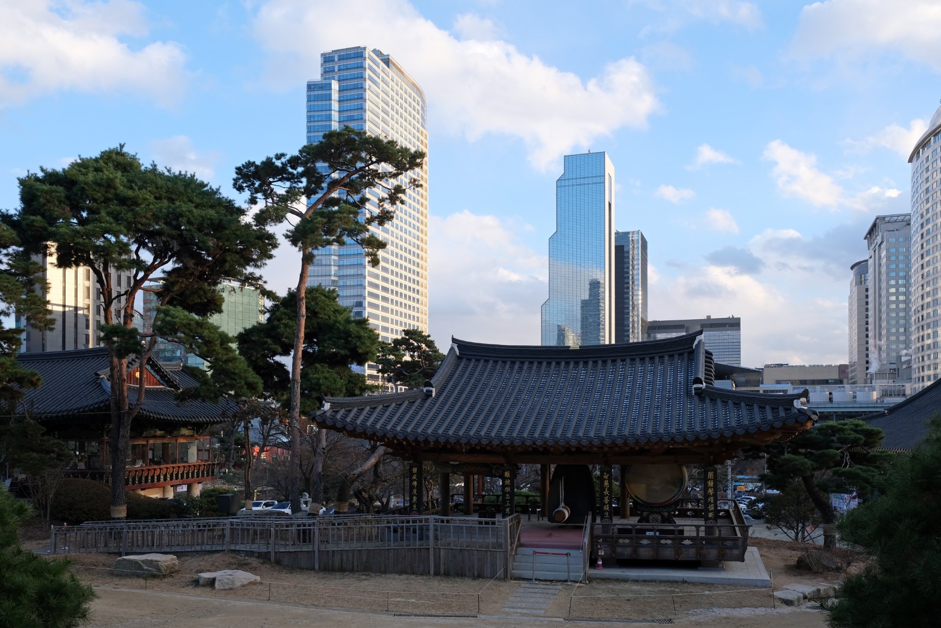 奉恩寺與COEX高樓