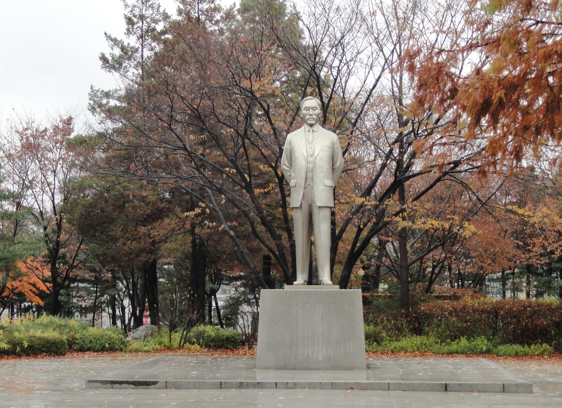 島山公園紅葉與安昌浩像