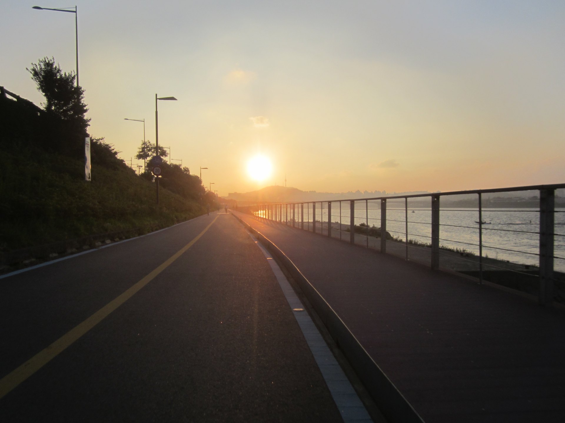 黃昏的漢江自行車道