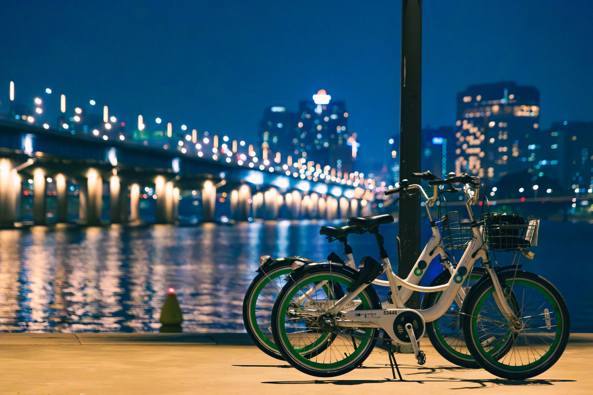 夜晚的漢江單車與對岸夜景