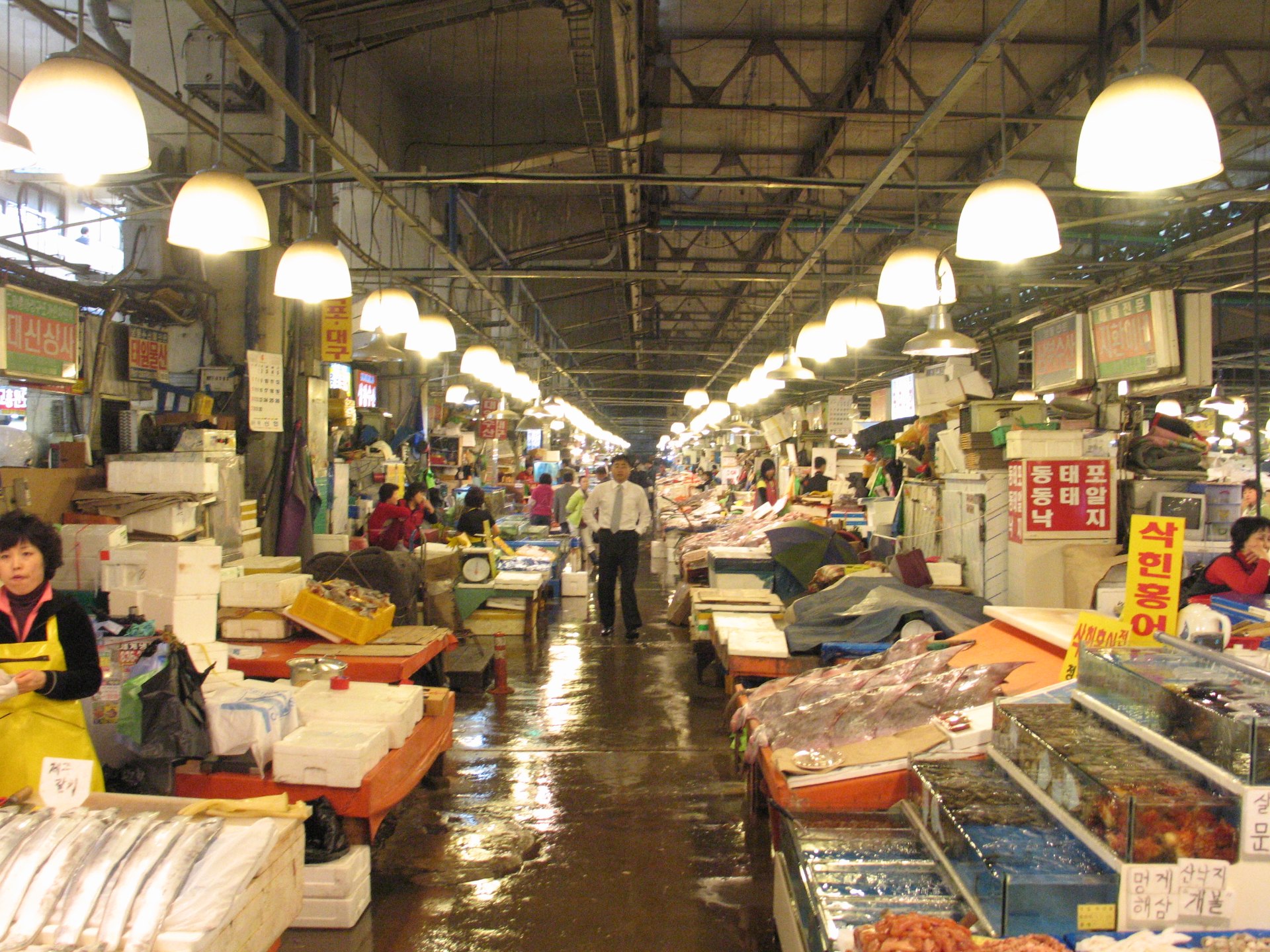 鷺梁津水產市場的通道與攤位