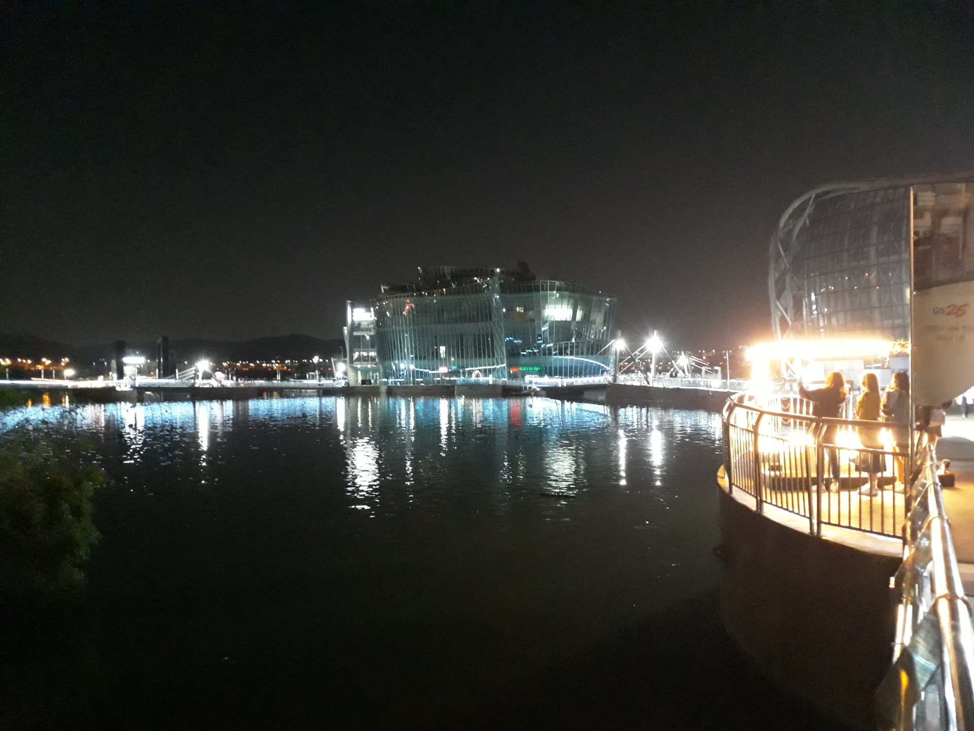 夜晚漂在漢江上的Sevit島燈光