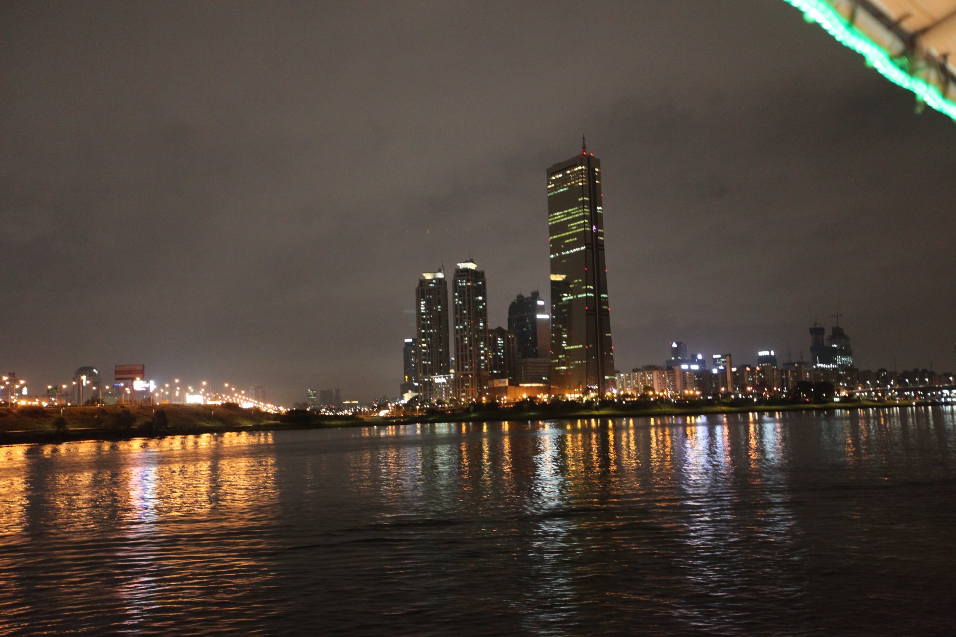 夜晚的汝矣島摩天樓與漢江