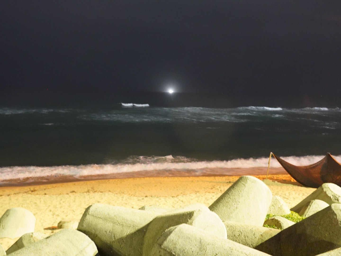 夜裡的束草外海與防波堤