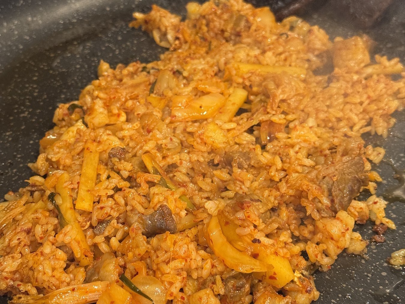 在烤爐上與泡菜一起炒出來的炒飯