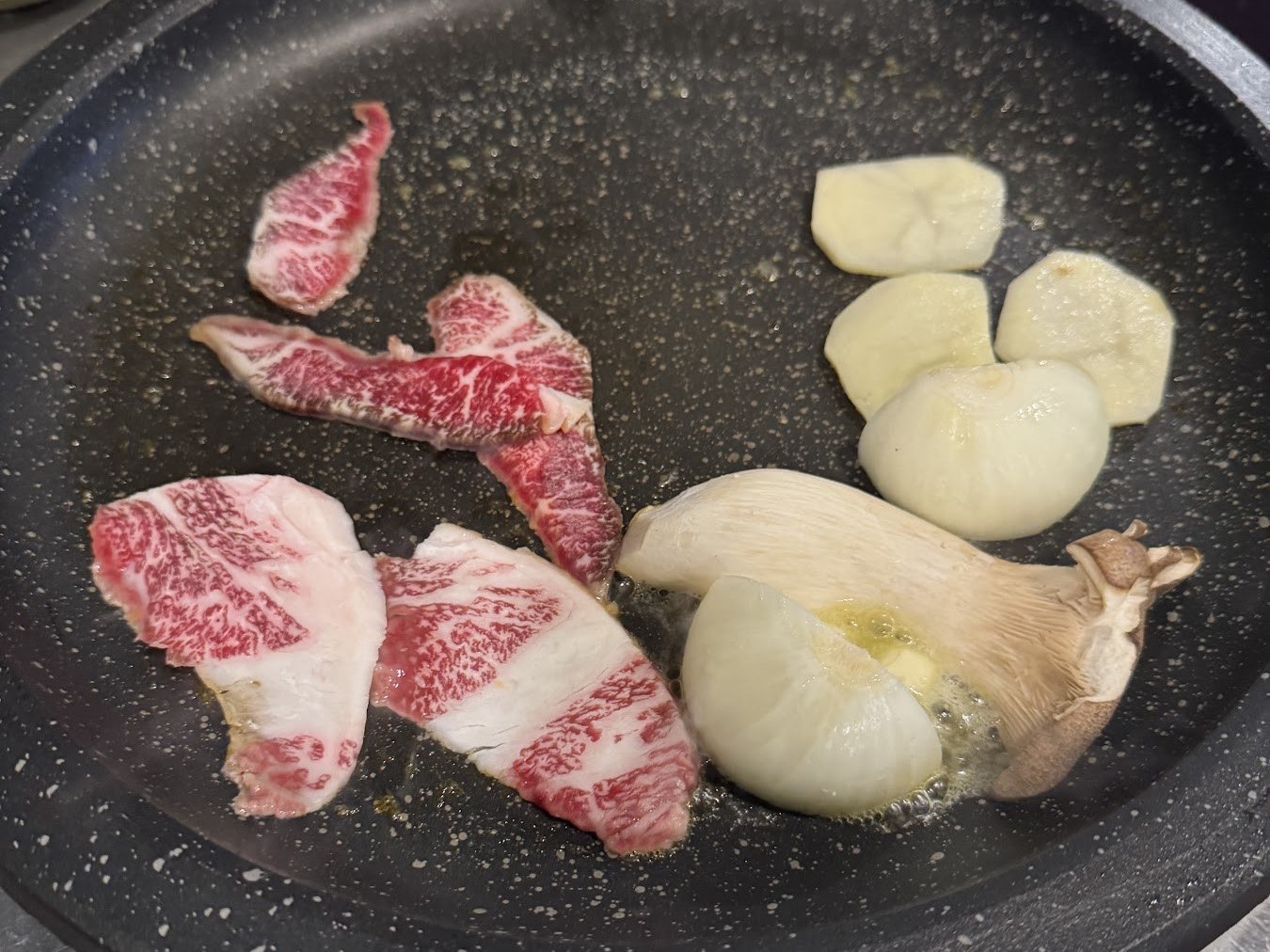 在烤爐上與蒜頭一起熟成的牛胸肉