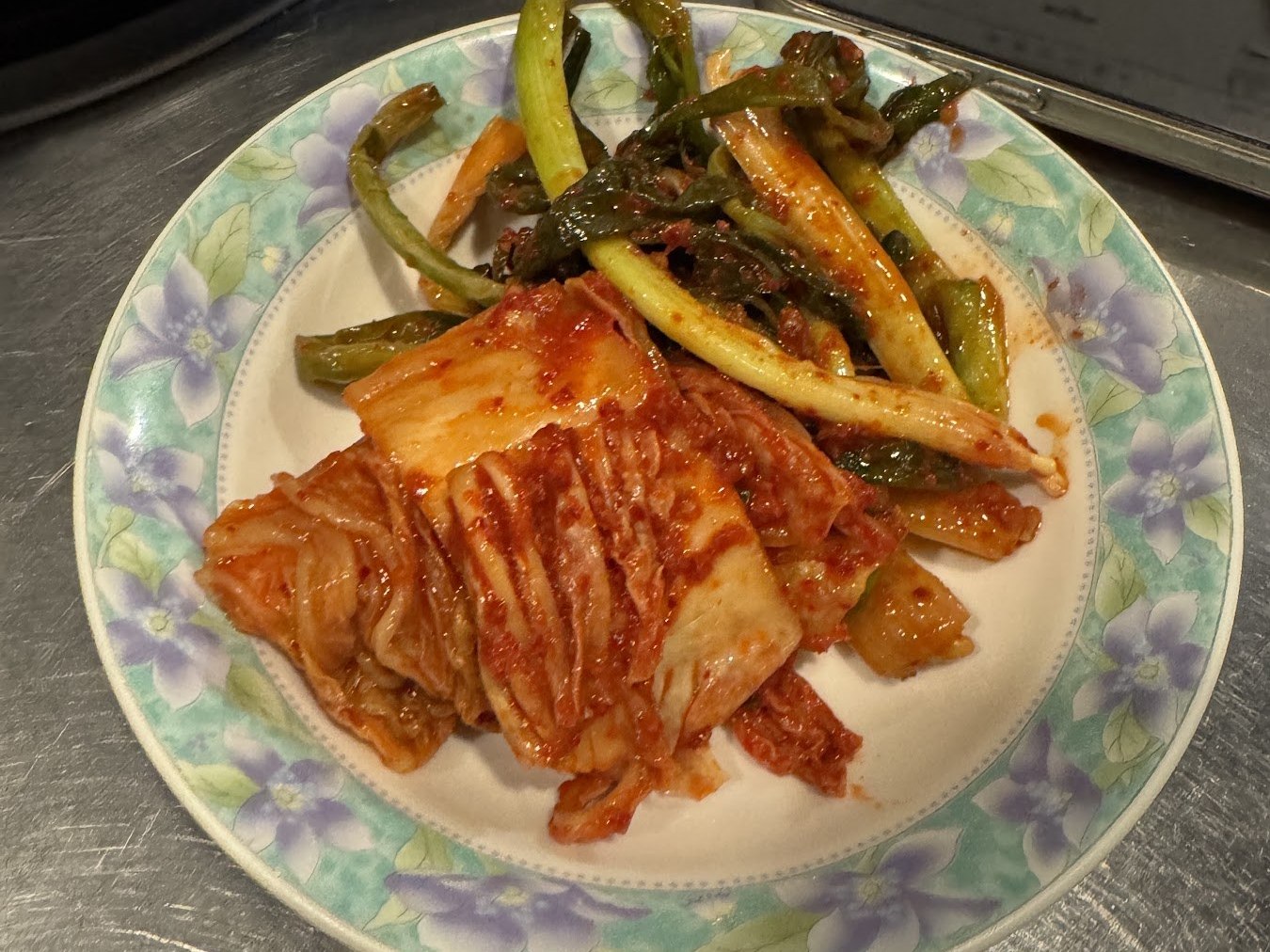 盛在盤子裡的泡菜與辣椒