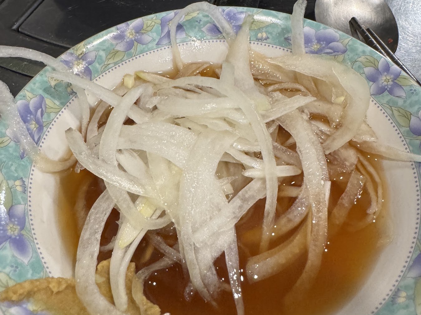 盛著醬油醃洋蔥絲的碗