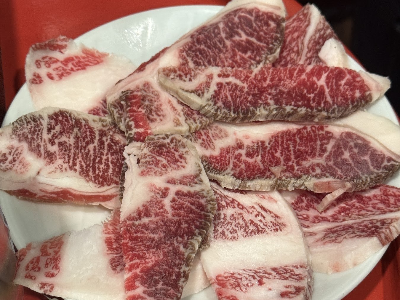 疊在盤子上的厚切生牛胸肉