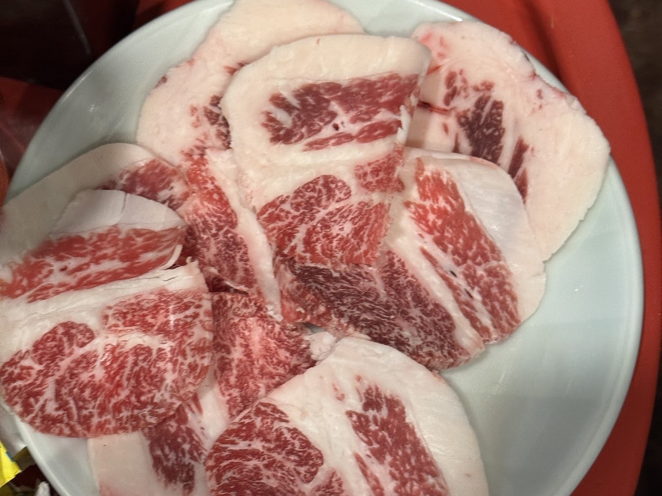 用刀厚切、盛在盤子上的生牛胸肉