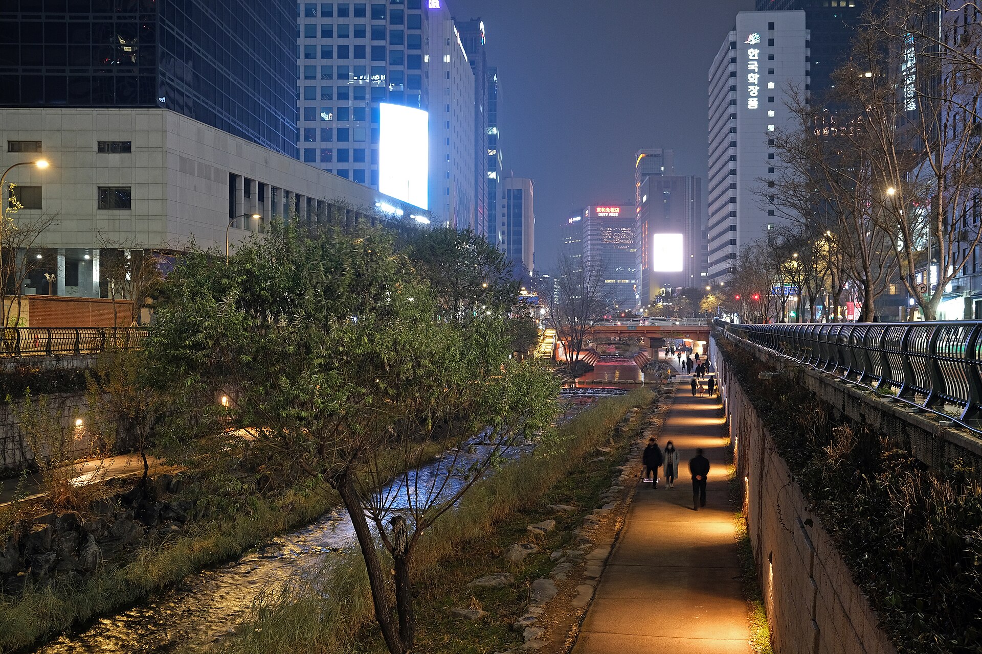 Cheonggyecheon stream in daytime