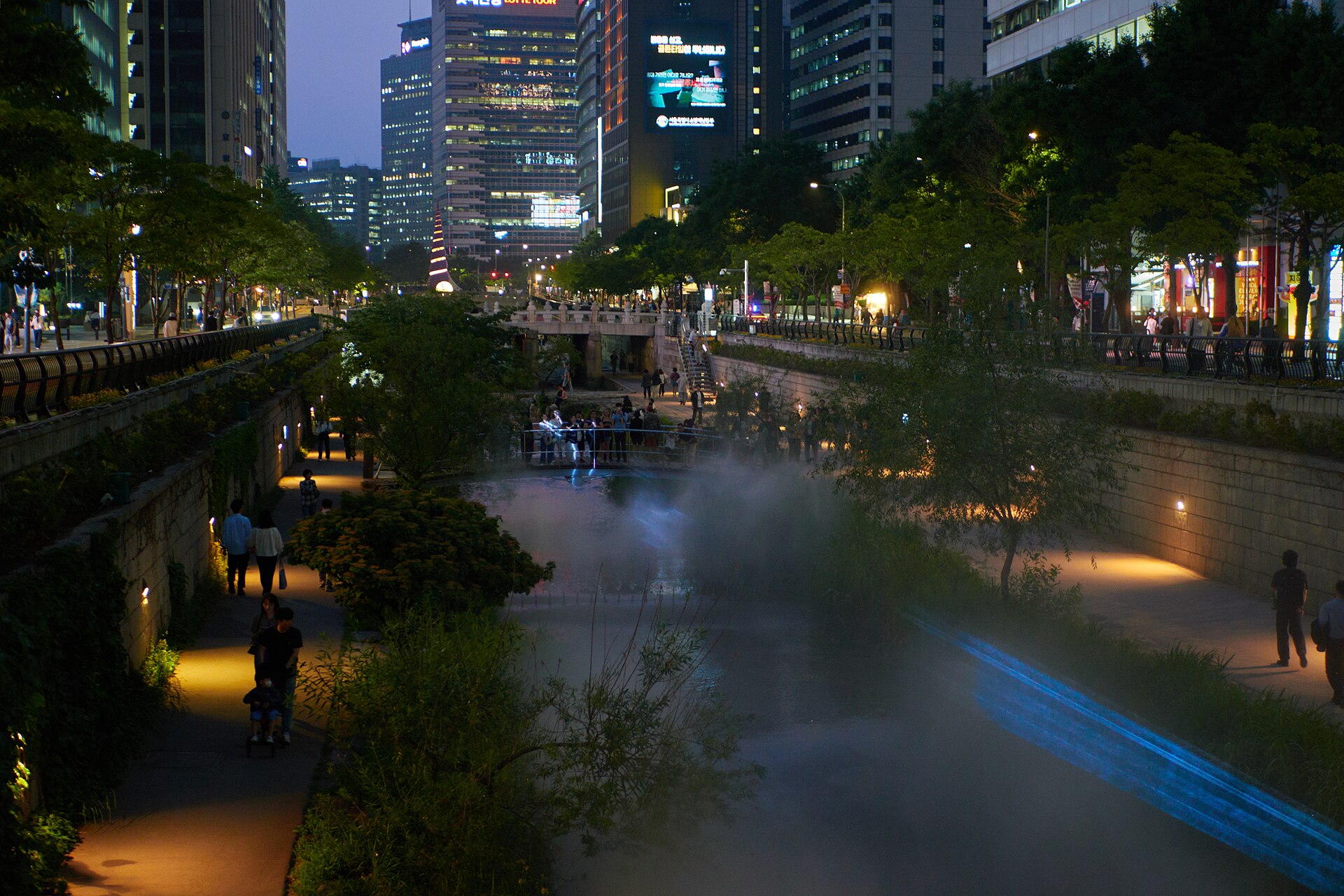 Cheonggyecheon stream at night