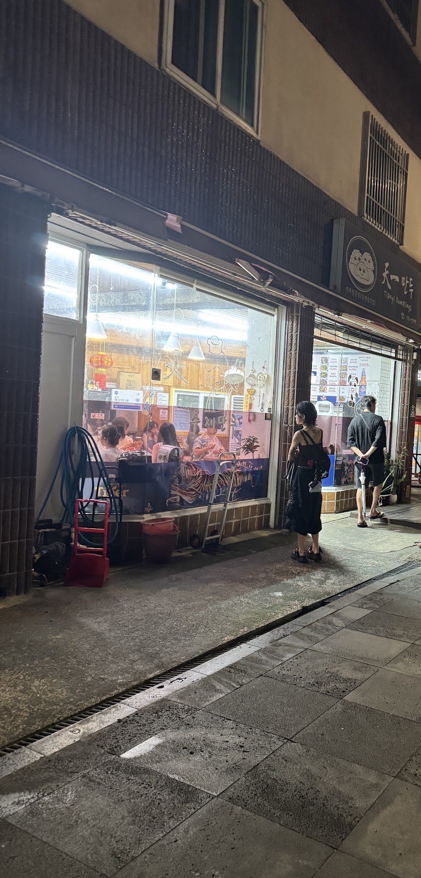 夜裡亮著燈的天一餃子門前巷子