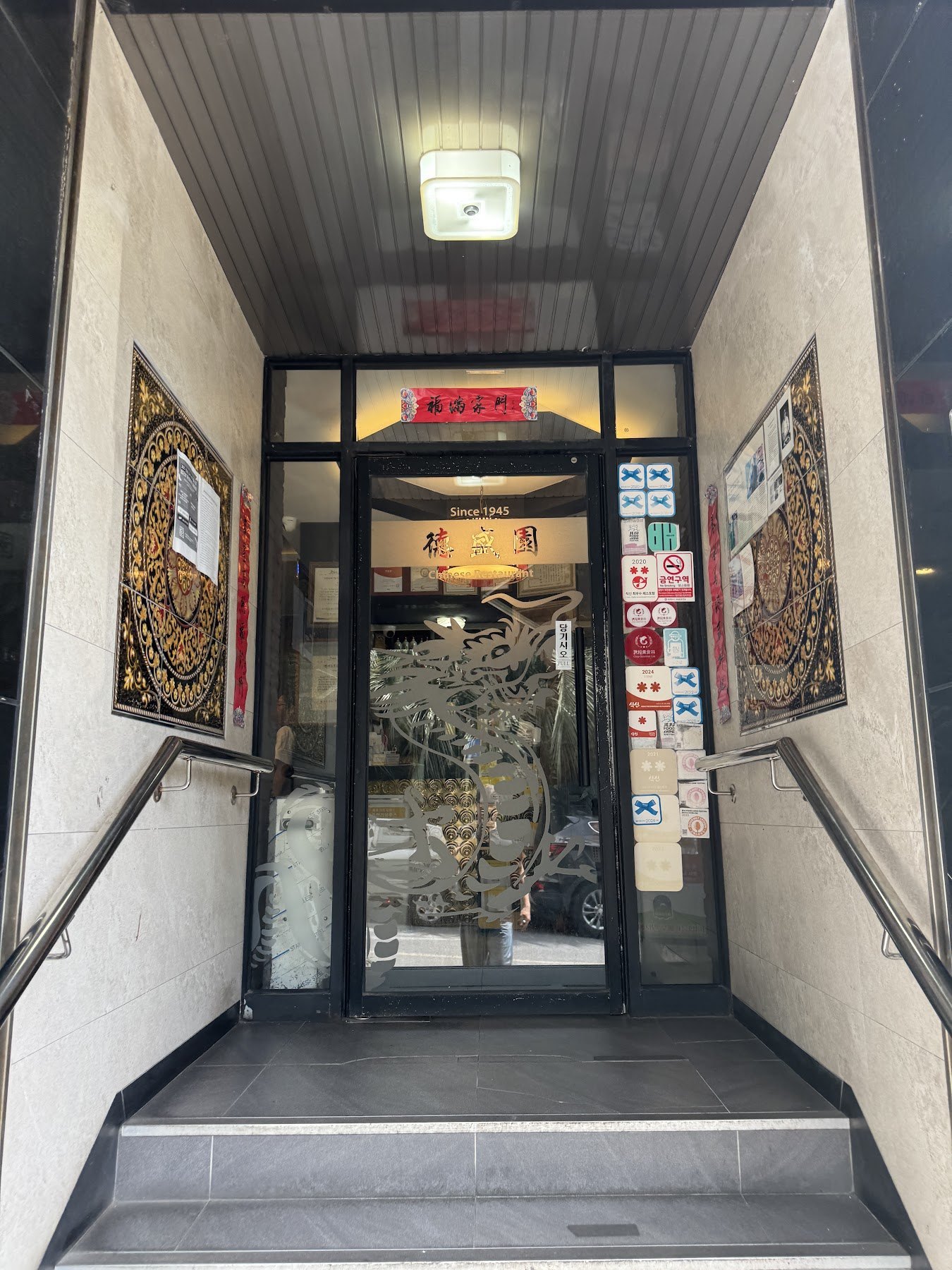通往德盛園二樓的樓梯入口