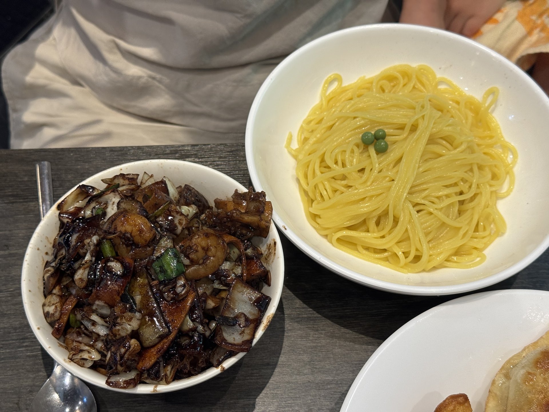 麵與黑色炸醬醬料分開盛裝的乾炸醬麵