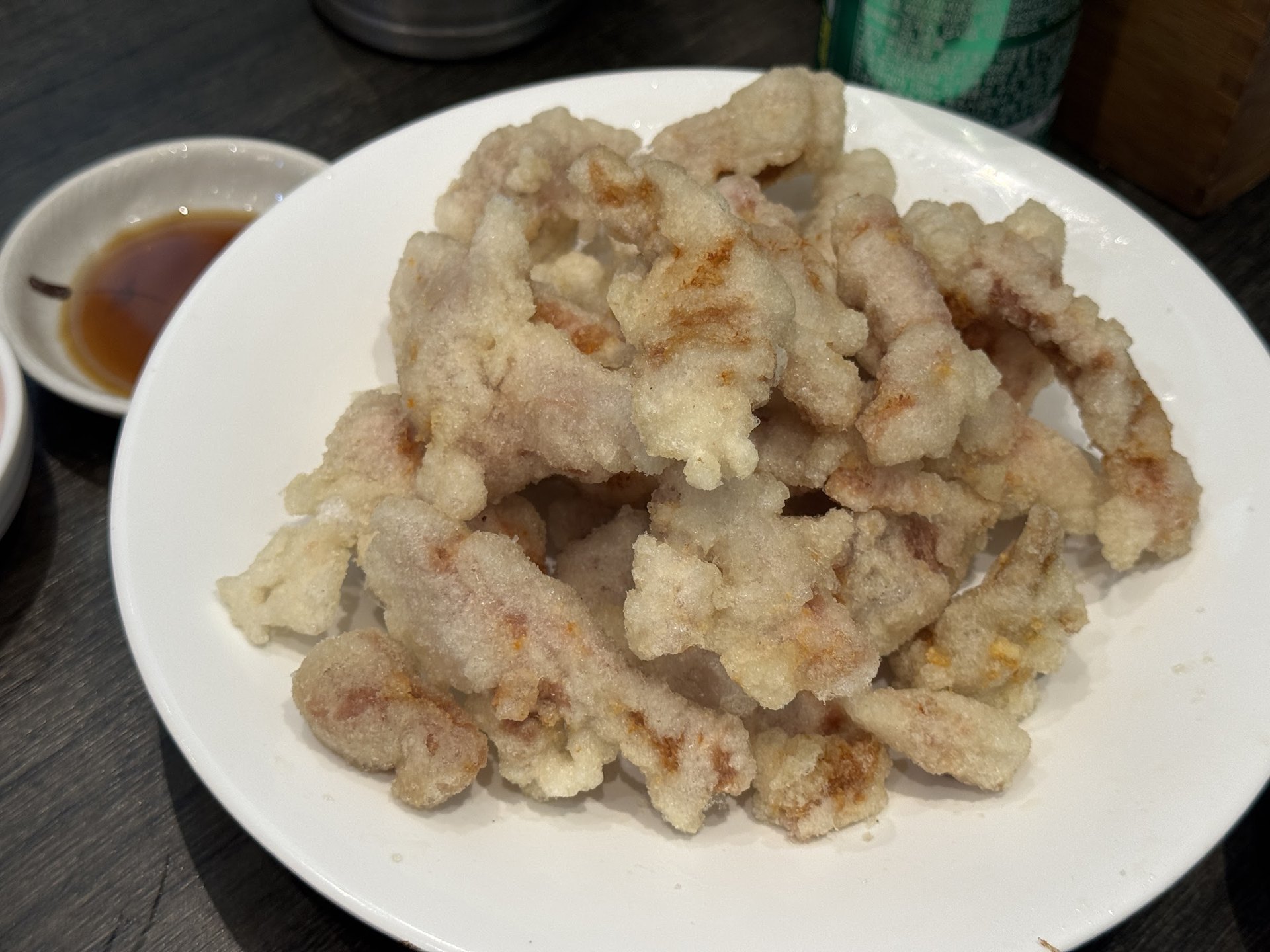 裹著白色麵衣、醬汁另外附上的糖醋肉
