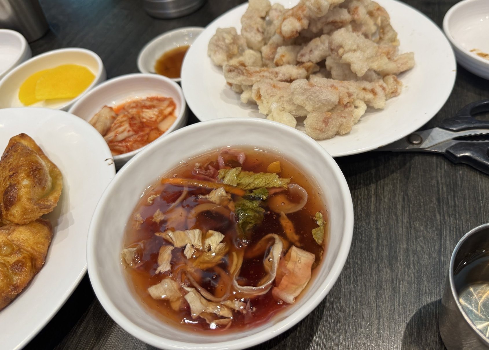 糖醋肉、煎餃與麵食一起擺上的一桌