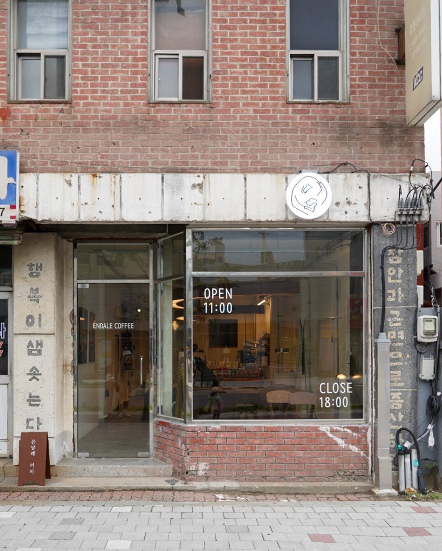 有整面落地玻璃與小圓招牌的Eundalle外觀