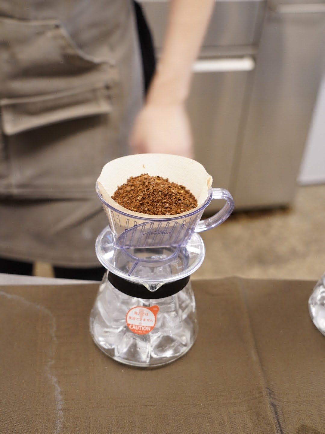 把豆子放進濾杯注水的手沖畫面