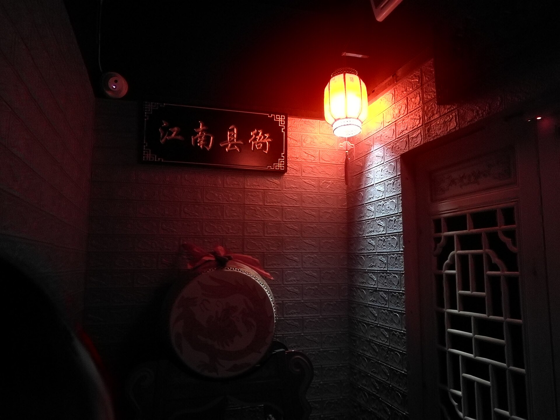 Escape-room set with a door and lanterns