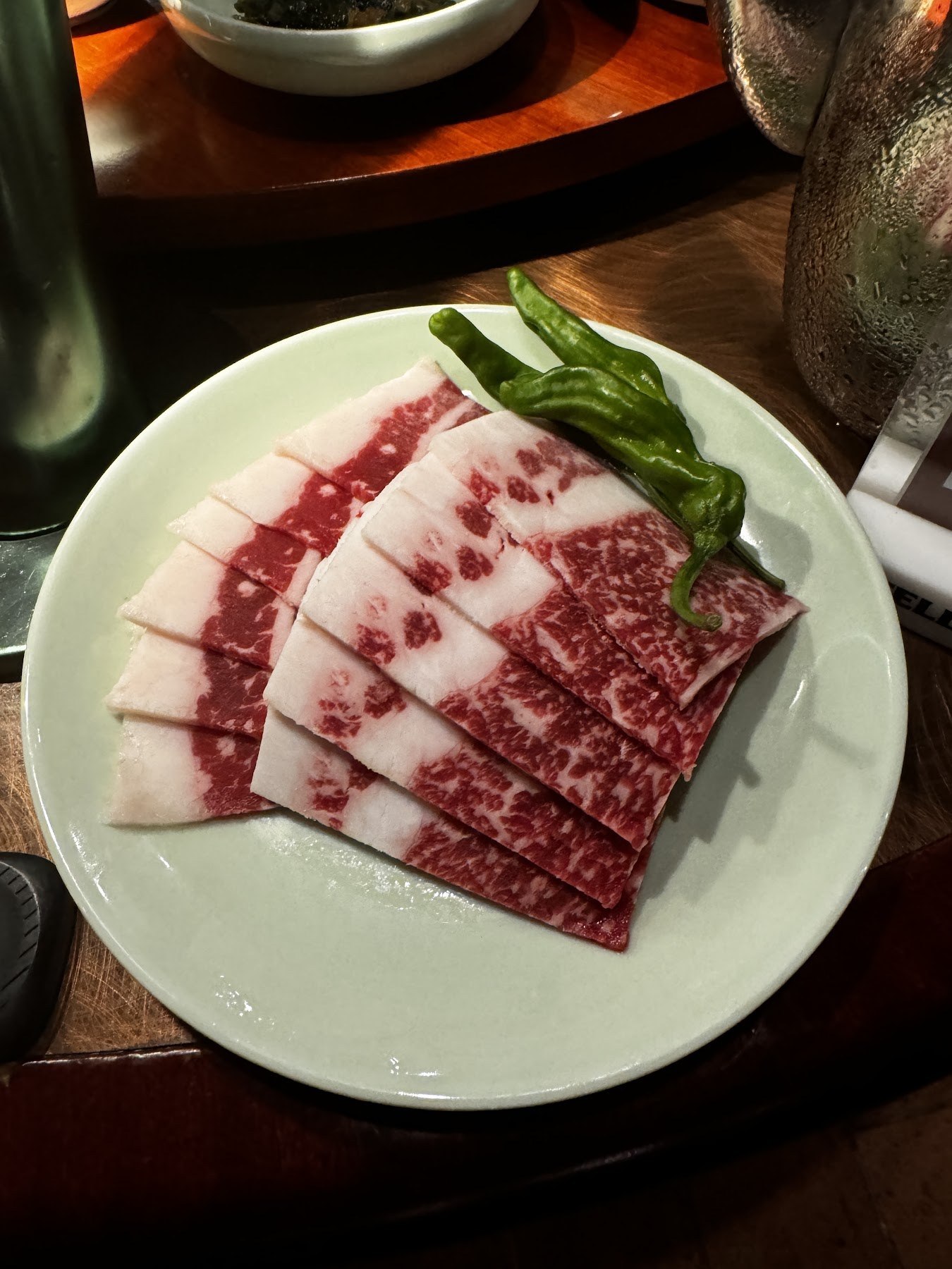 油花細密的韓牛攤放在白盤上