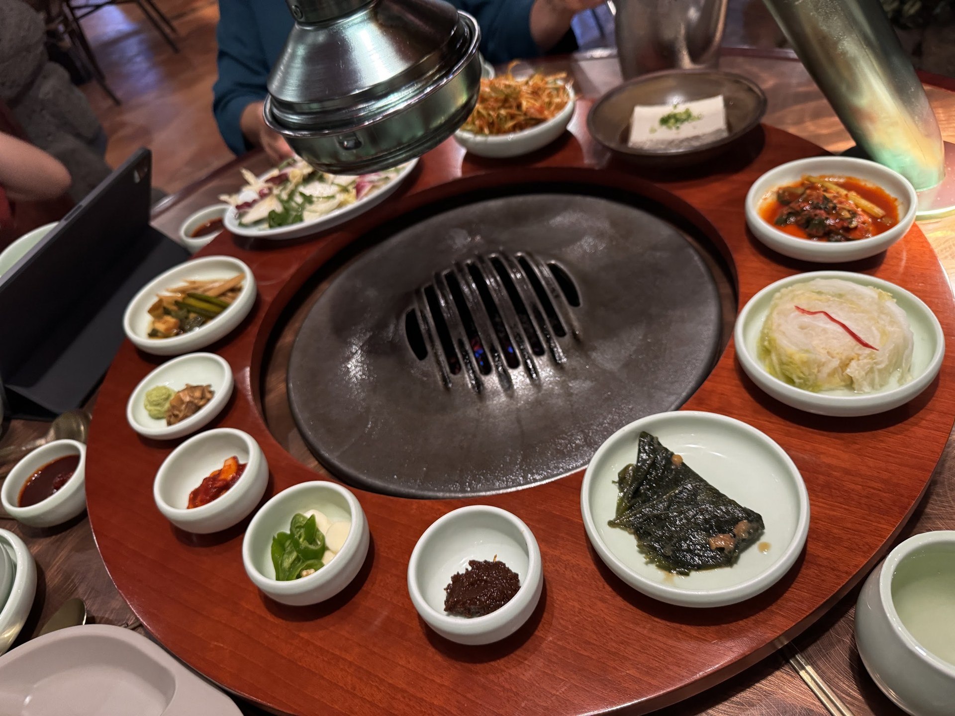 圓形烤盤四周用小碟密密擺放的小菜