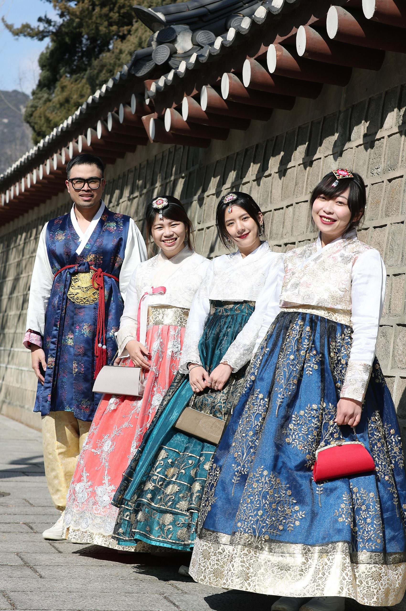 Friends in hanbok