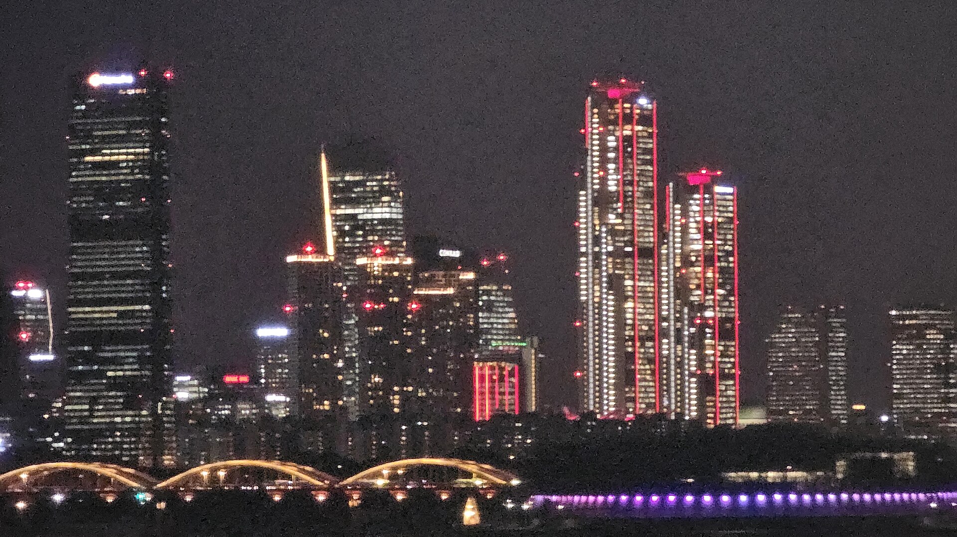 從銅雀大橋望向漢江的夜景與亮起燈的橋