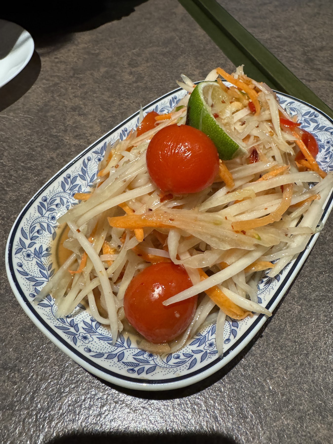 放上豆芽、紅蘿蔔絲與番茄的涼拌盤