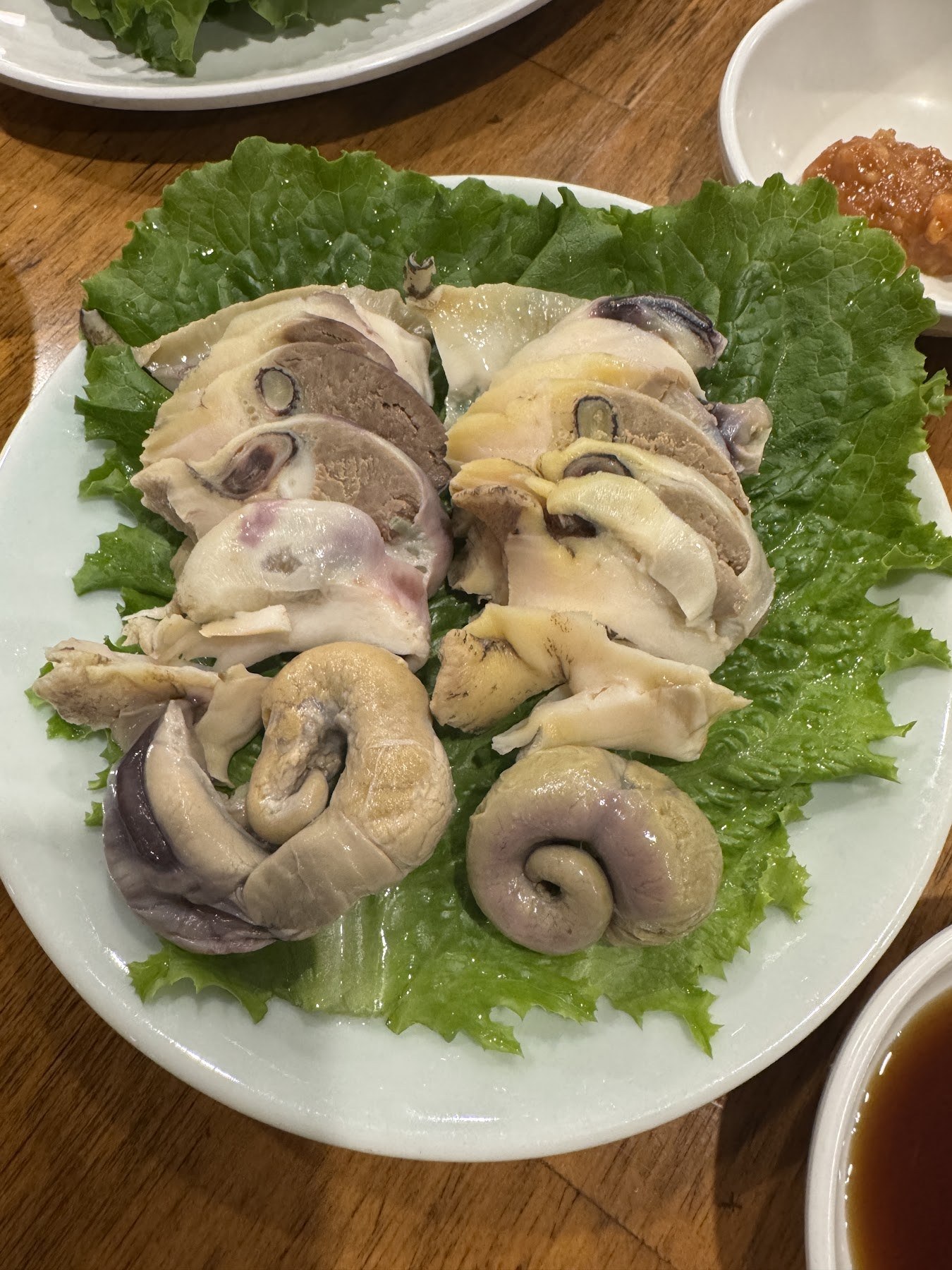 鋪在生菜上、煮熟切片的內臟拼盤