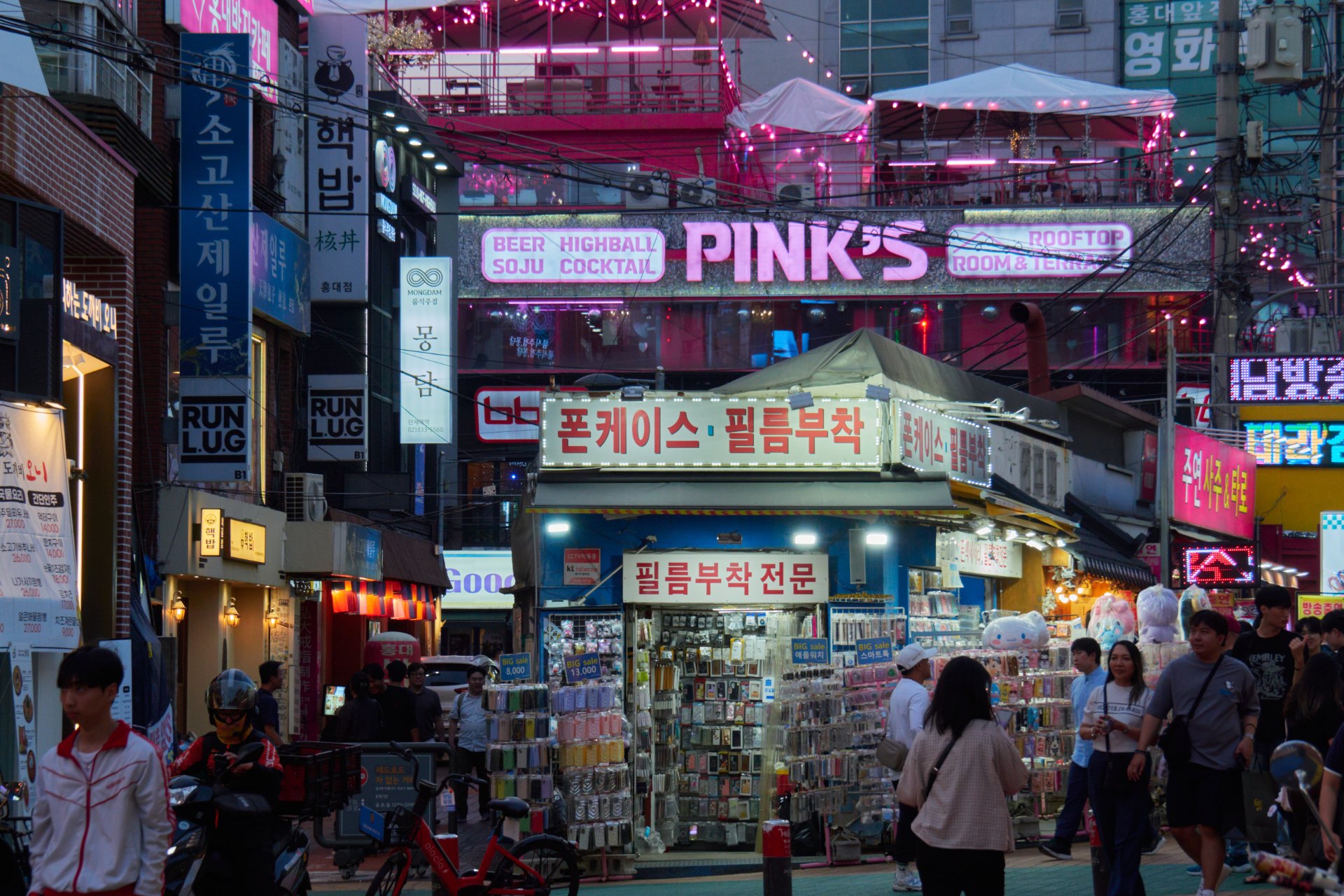 夜晚的弘大,霓虹招牌並排的街道