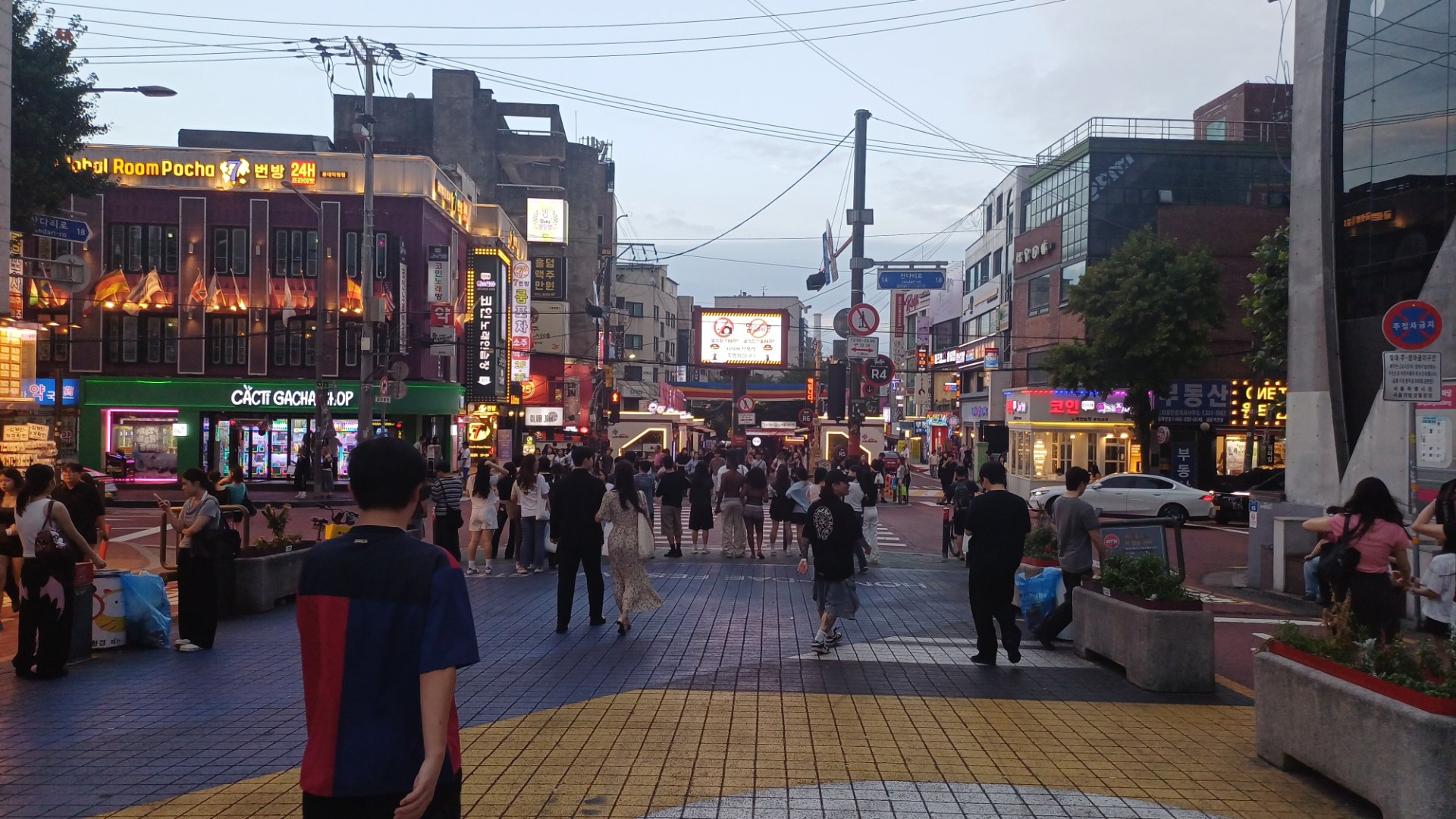夜晚弘大街道的人潮