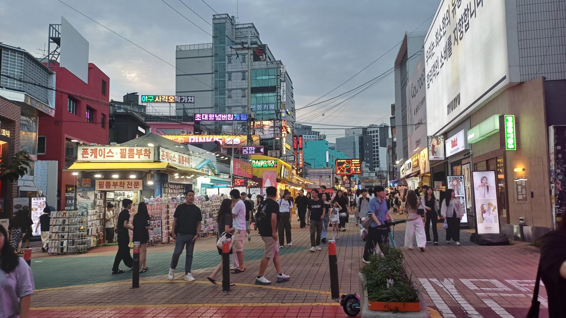 夜晚的弘大街道